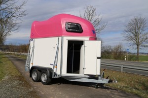 Pferdeanhänger DERBY M mit pinker Polyhaube