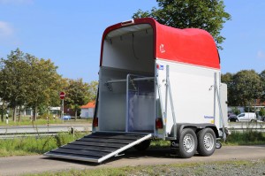 Pferdeanhänger Apart mit roter Polyhaube